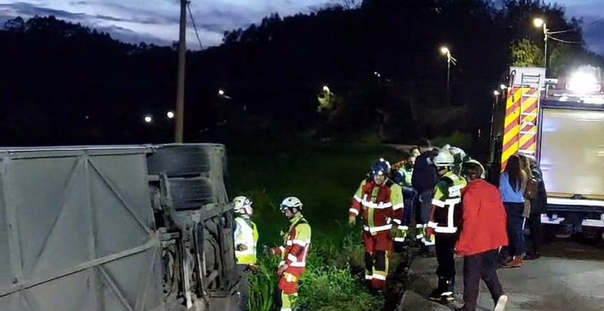 Cuatro heridos leves, dos de ellos menores, al volcar un autobs en Gama