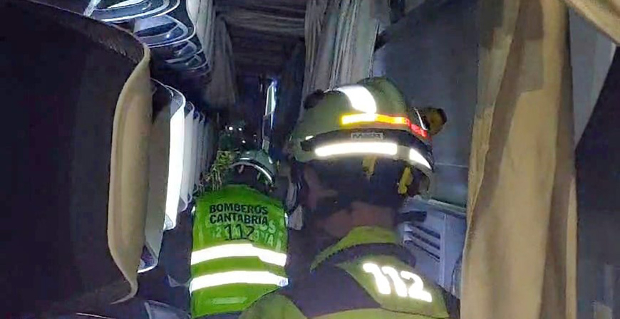 Cuatro heridos leves, dos de ellos menores, al volcar un autobs en Gama