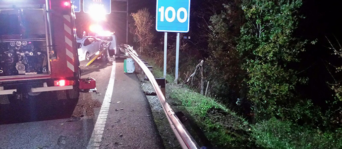 Cuatro personas resultan heridas leves al volcar su vehculo en la A-8