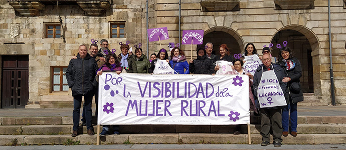 Delantales sobre smbolos para reivindicar el 8M