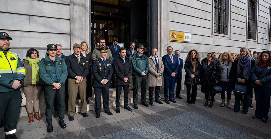 La Delegaci�n del Gobierno en Cantabria guarda un minuto de silencio en memoria de las v�ctimas del accidente ferroviario de Adamuz