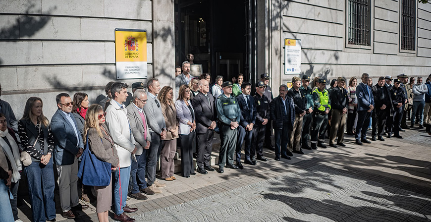 La Delegaci�n del Gobierno en Cantabria guarda un minuto de silencio por las v�ctimas del accidente ferroviario en Urda