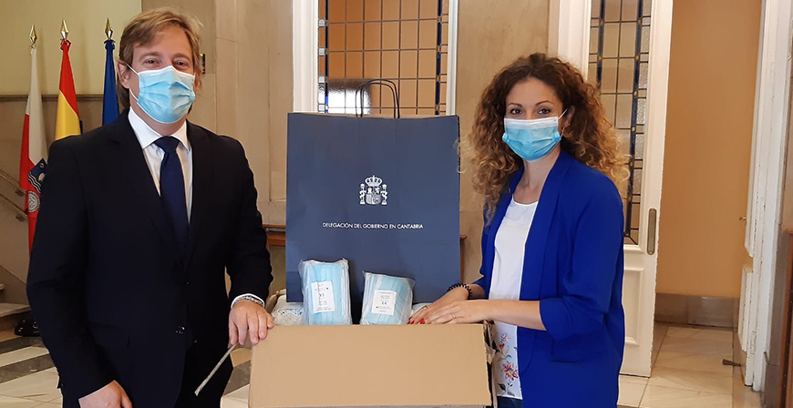 Delegacin del Gobierno entrega 40.000 mascarillas a la FMC para su reparto entre los municipios