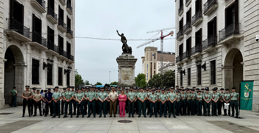 La delegada del Gobierno recibe a los futuros mandos de la Guardia Civil