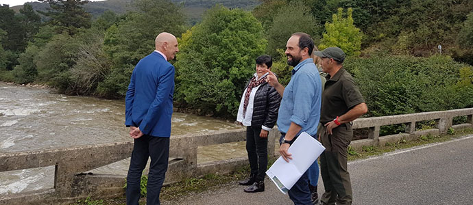 El delegado del Gobierno anuncia un proyecto de nuevas escolleras para evitar las crecidas del Saja en Caburniga