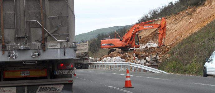 Demarcacin de Carreteras realiza trabajos de mantenimiento en la A-67