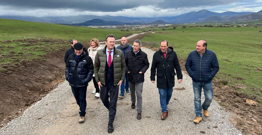Desarrollo Rural acondiciona el camino de Las Hazas en Campoo de Enmedio
