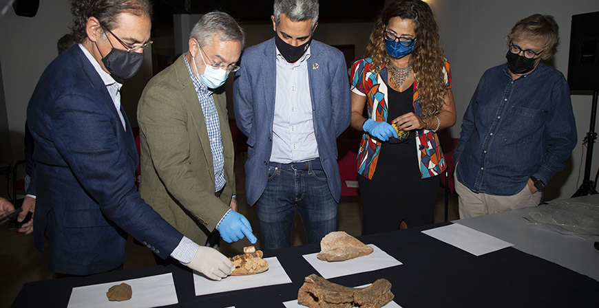 Descubren nuevos hallazgos de arte rupestre y huellas humanas en la cueva de La Garma