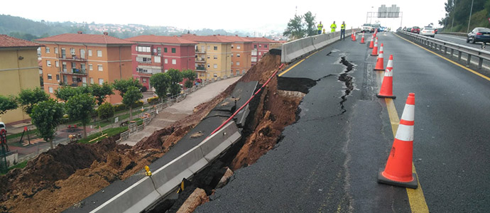 Un desprendimiento de la calzada obliga al corte total de la A-67, desde Polanco, en sentido Torrelavega y Asturias