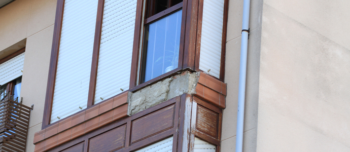 Desprendimiento de plaquetas de un edificio de la calle Alta de Reinosa