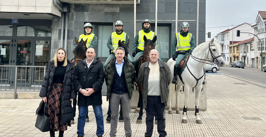 Un destacamento a caballo de la Guardia Civil visita Campoo de Enmedio