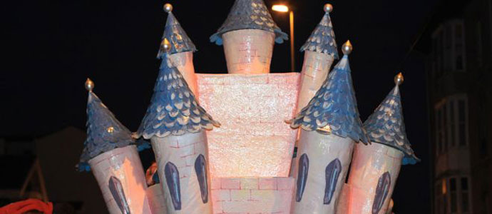 Destrozan varias figuras de la carroza de Reyes