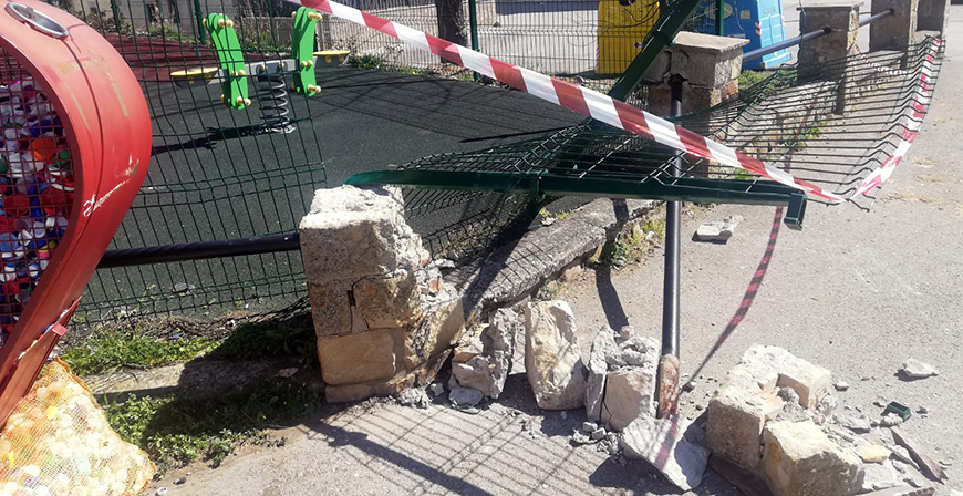 Destrozan la verja del parque infantil de Salces y roban un columpio