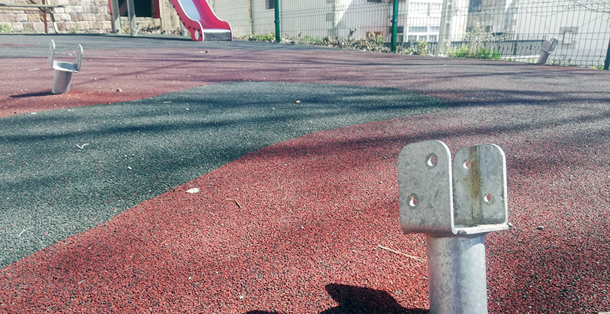 Destrozan la verja del parque infantil de Salces y roban un columpio