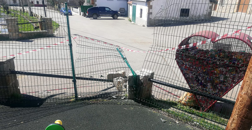 Destrozan la verja del parque infantil de Salces y roban un columpio