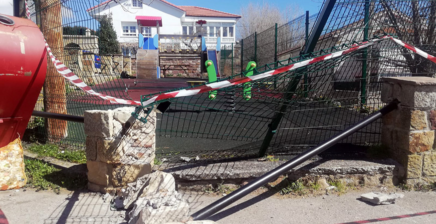 Destrozan la verja del parque infantil de Salces y roban un columpio