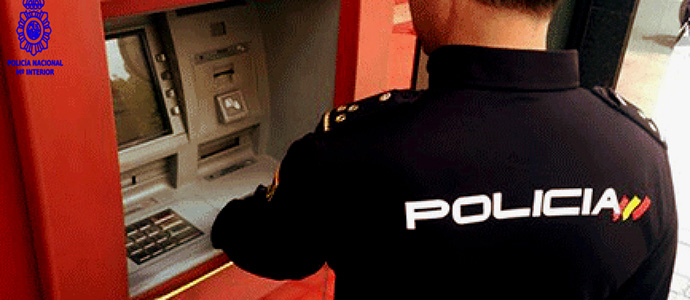 Detenida una mujer por apropiacin indebida y hurto de 22.100 euros a la persona que cuidaba