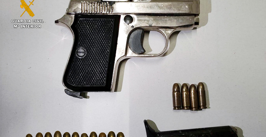 Detenido en el rea de servicio de Fombellida un vecino de Reinosa que arroj una pistola con municin a un cubo de basura