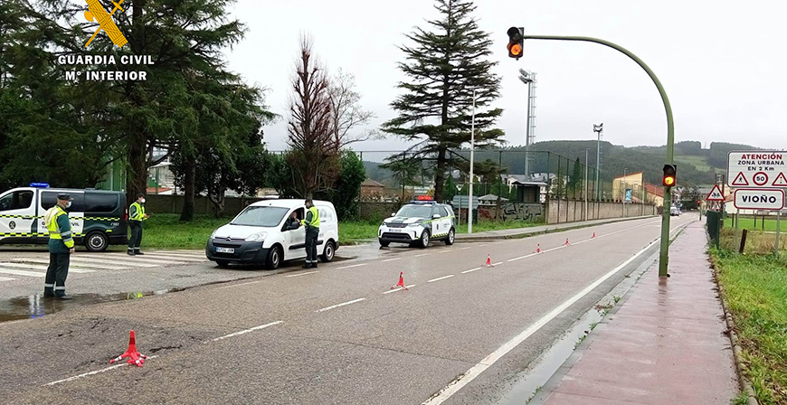 Detenido un hombre que por dos veces casi atropella a dos agentes para evitar ser parado