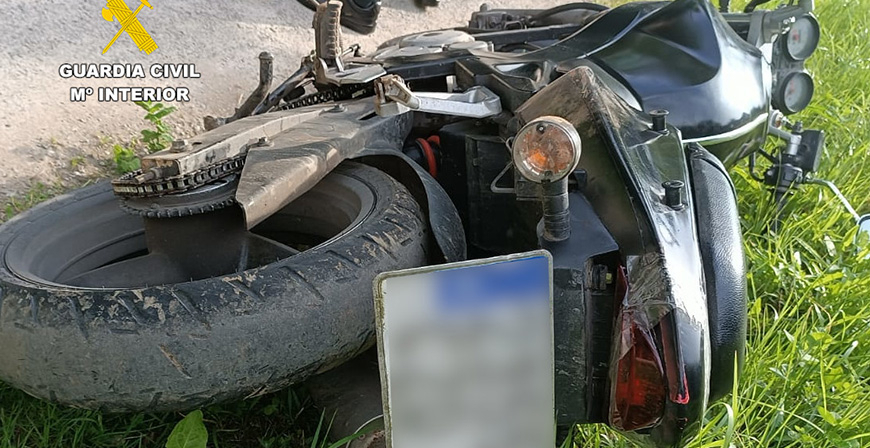 Detenido un motorista que casi provoca un atropello por conduccin temeraria, desobediencia, falsedad documental, hurto y no haber obtenido nunca el permiso de conduccin