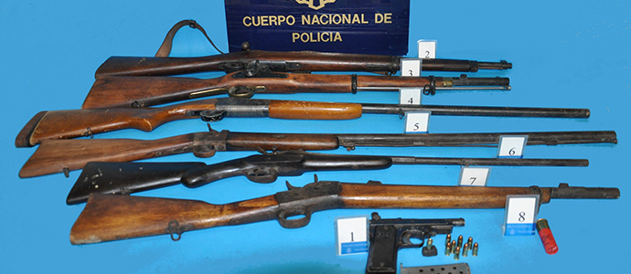 Detenido un peligroso delincuente que se dio a la fuga y esgrimi un arma de fuego ante los agentes 