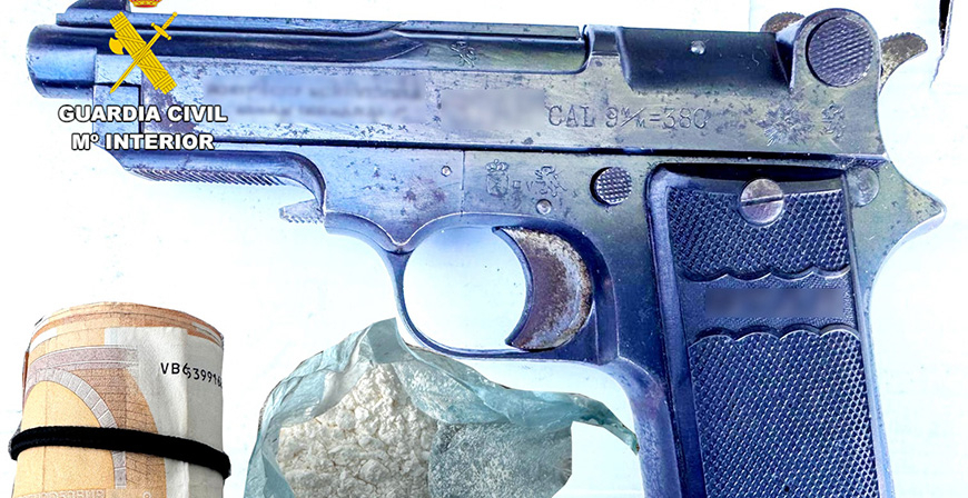 Detenido con una pistola, cocana y ms de 4.300 euros en billetes de 50