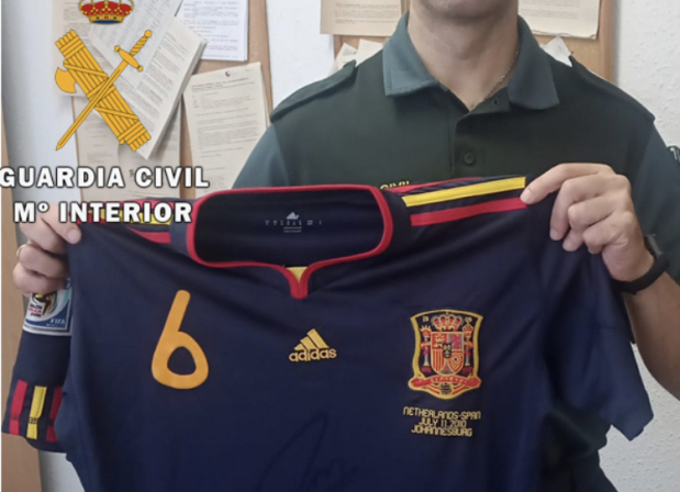 Detenido un vecino de Reinosa por robar presuntamente la camiseta de Andrs Iniesta expuesta en un centro comercial