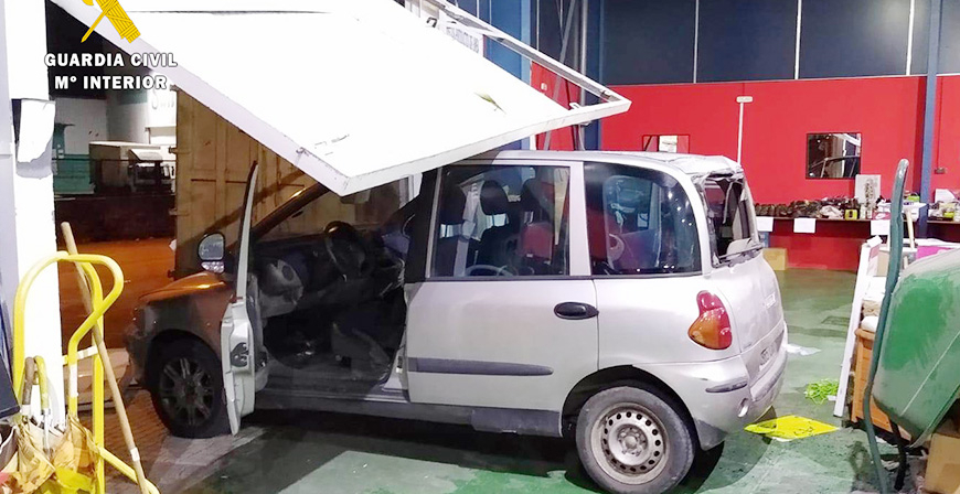 Detenidos dos aluniceros mientras robaban en una nave