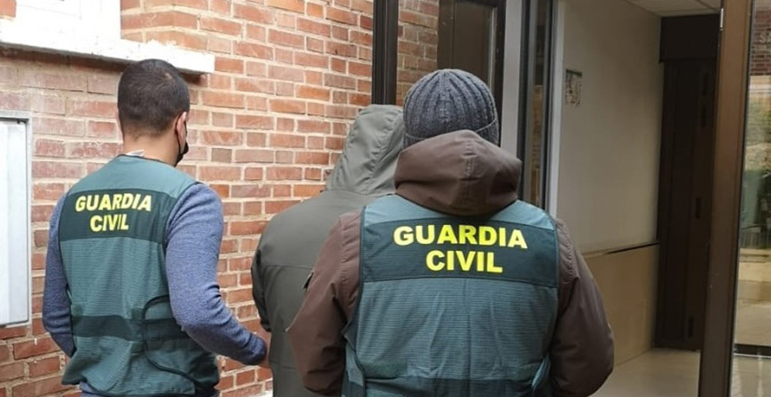Detenidos dos menores e investigado un joven de 22 aos como presuntos autores del robo en dos establecimientos y daos en tres ms en Aguilar de Campoo