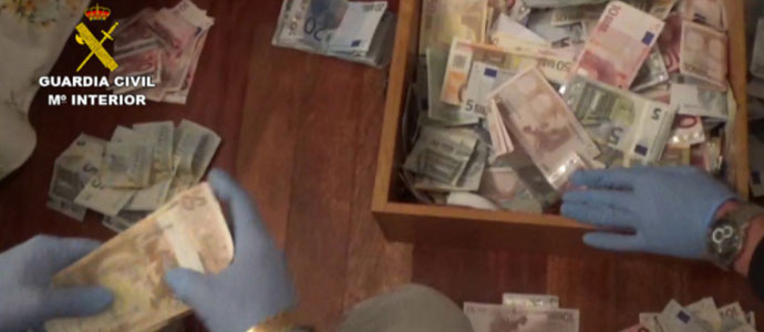 Ocho detenidos por mantener relaciones sexuales con un menor a cambio de dinero y regalos