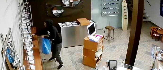 Detenidos los presuntos autores del robo en una ptica de Corrales de Buelna