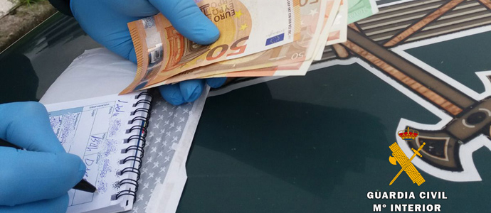 Detienen a dos menores como presuntos vendedores de droga en el exterior de un instituto de Puente San Miguel