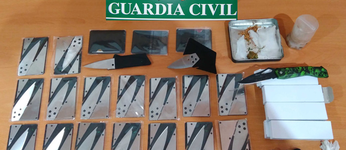 Detienen a un hombre en Santoa con droga y 33 armas blancas