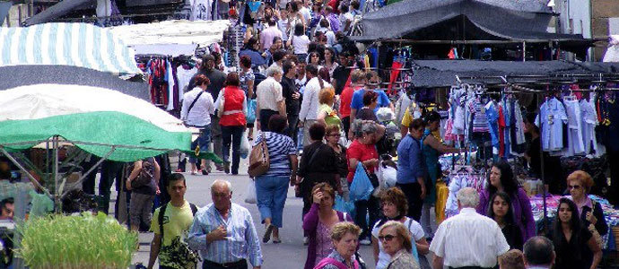 Detienen a tres carteristas en el mercado de los lunes
