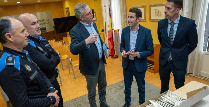 La DGT entrega a la Polica Local de Santander 300 kits para realizar test de drogas a conductores