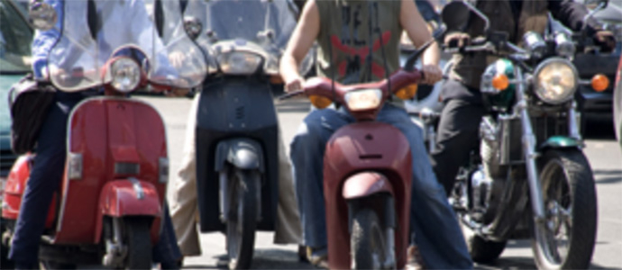 La DGT publica un informe sobre los riesgos de circular como paquete en una motocicleta