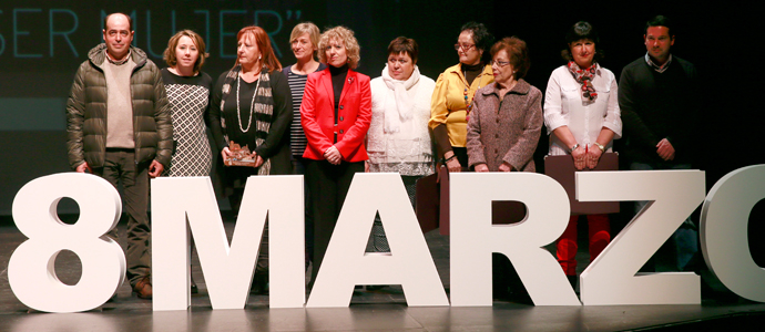 Daz Tezanos llama a luchar por una sociedad donde las mujeres puedan 