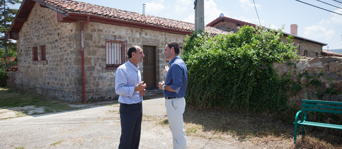 Diego visita las actuaciones del Gobierno en Las Rozas de Valdearroyo