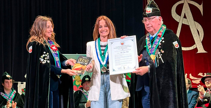 La directora de Cantur, Ins Mier, nombrada cofrade de honor de la Cofrada del Queso de Cantabria