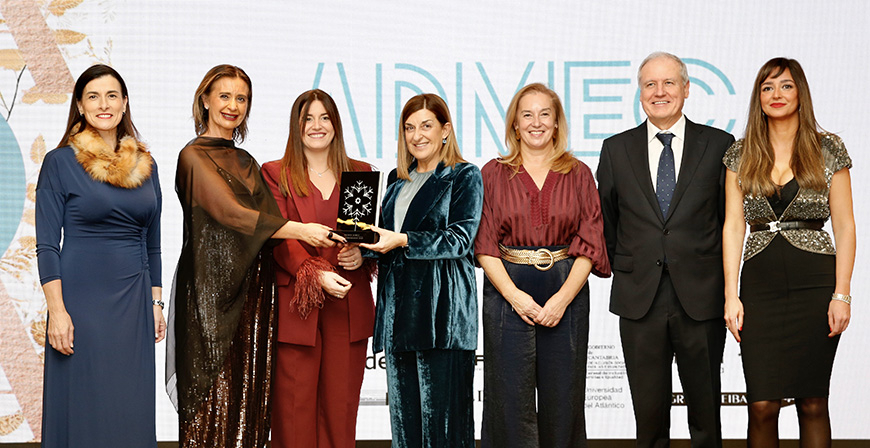 La directora comercial de Frox�, Isabel Fern�ndez, recibe el premio Mujer Empresaria 2025