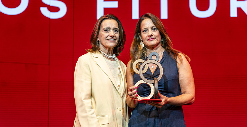 La directora general de Cantur recoge el Premio al Estand Sostenible concedido a Cantabria en Fitur 