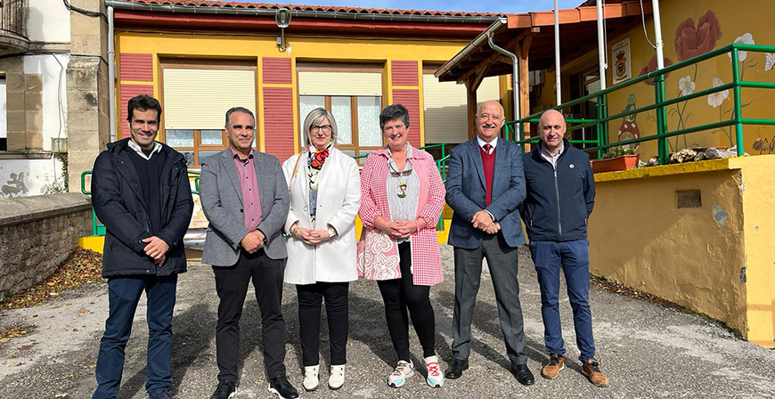 La directora general de Centros e Infraestructuras Educativas visita colegios campurrianos para detectar necesidades