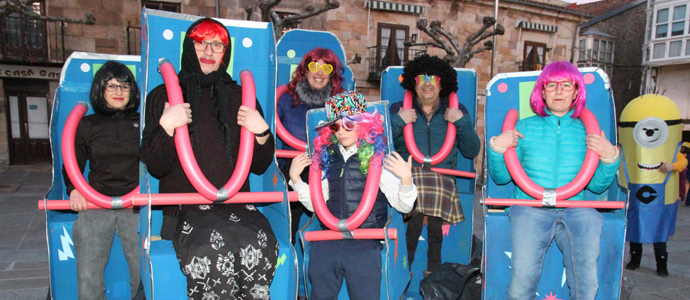 Los disfraces 'Trol Popy' y 'Gallina y pollitos' triunfan en el carnaval reinosano