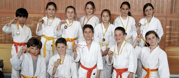 Doce metales para los benjamines del Judo Club Menesiano