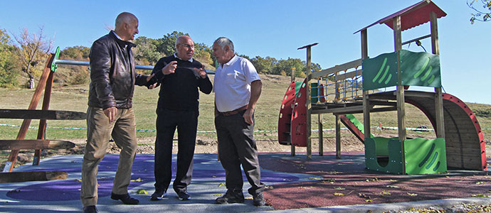 Campoo de Suso pavimenta varios viales y construye cinco parques infantiles
