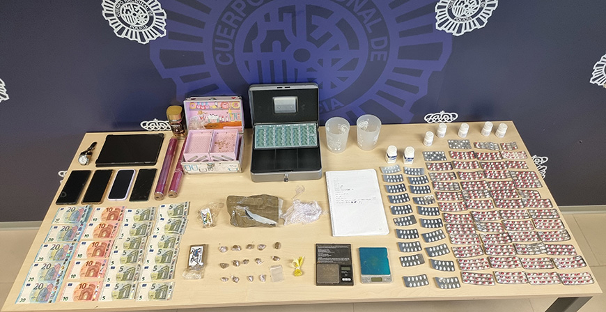 Dos detenidos por dedicarse dedicarse a la venta y distribucin de hachs, MDMA y diferentes frmacos en Puertochico