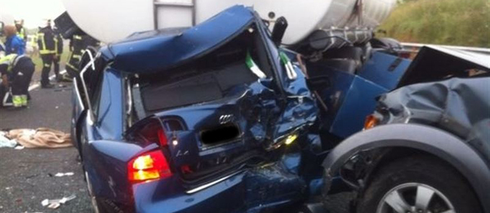 Dos fallecidos y un herido grave en un accidente de trfico en la A-8 cerca de Cabezn de la Sal 