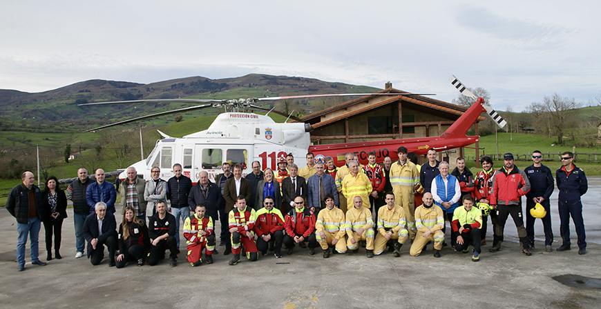 Los dos helicpteros del Gobierno de Cantabria transportarn a efectivos del operativo de forestales a zonas de difcil acceso