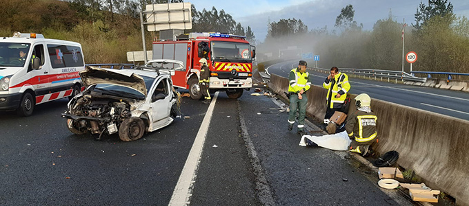 Dos heridos al impactar un turismo y un autobs en la A8
