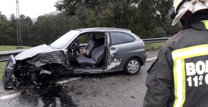 Dos heridos, tras una colisin entre dos turismos en Villacarriedo 